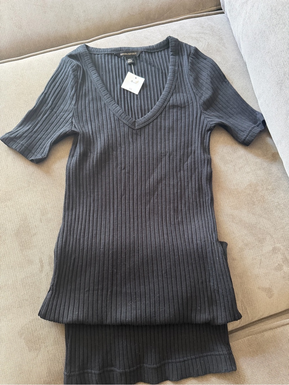 Banana Republic Ribbed V-Neck Short Sleeve Top - Black bodycon